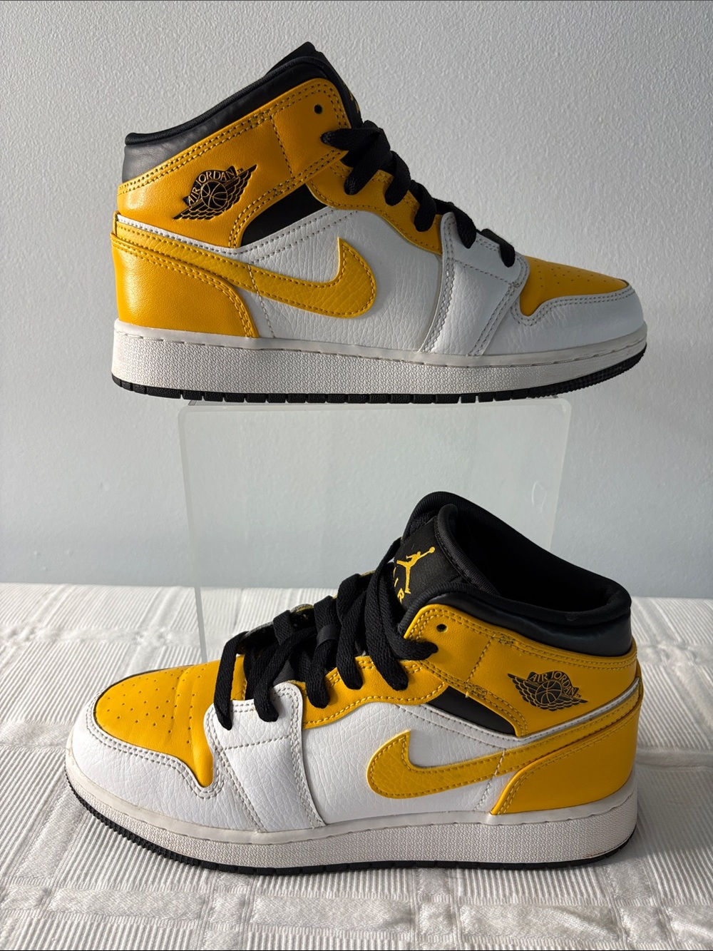 Nike Air Jordan 1 Mid University Gold Size 5.5 Youth, women 7